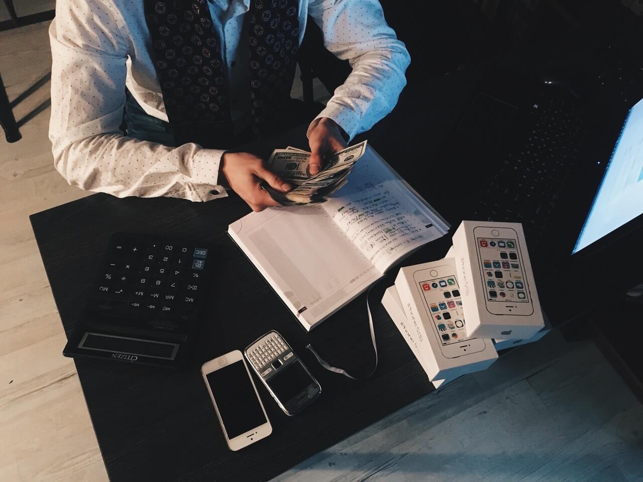 An accountant counting banknotes