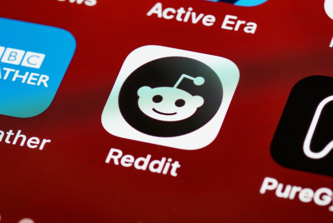Reddit-app-icon-on-a-red-background
