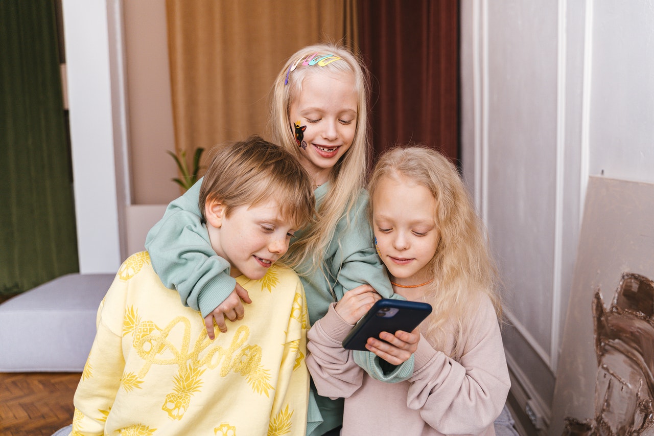 siblings-using-social-media-on-a-phone.