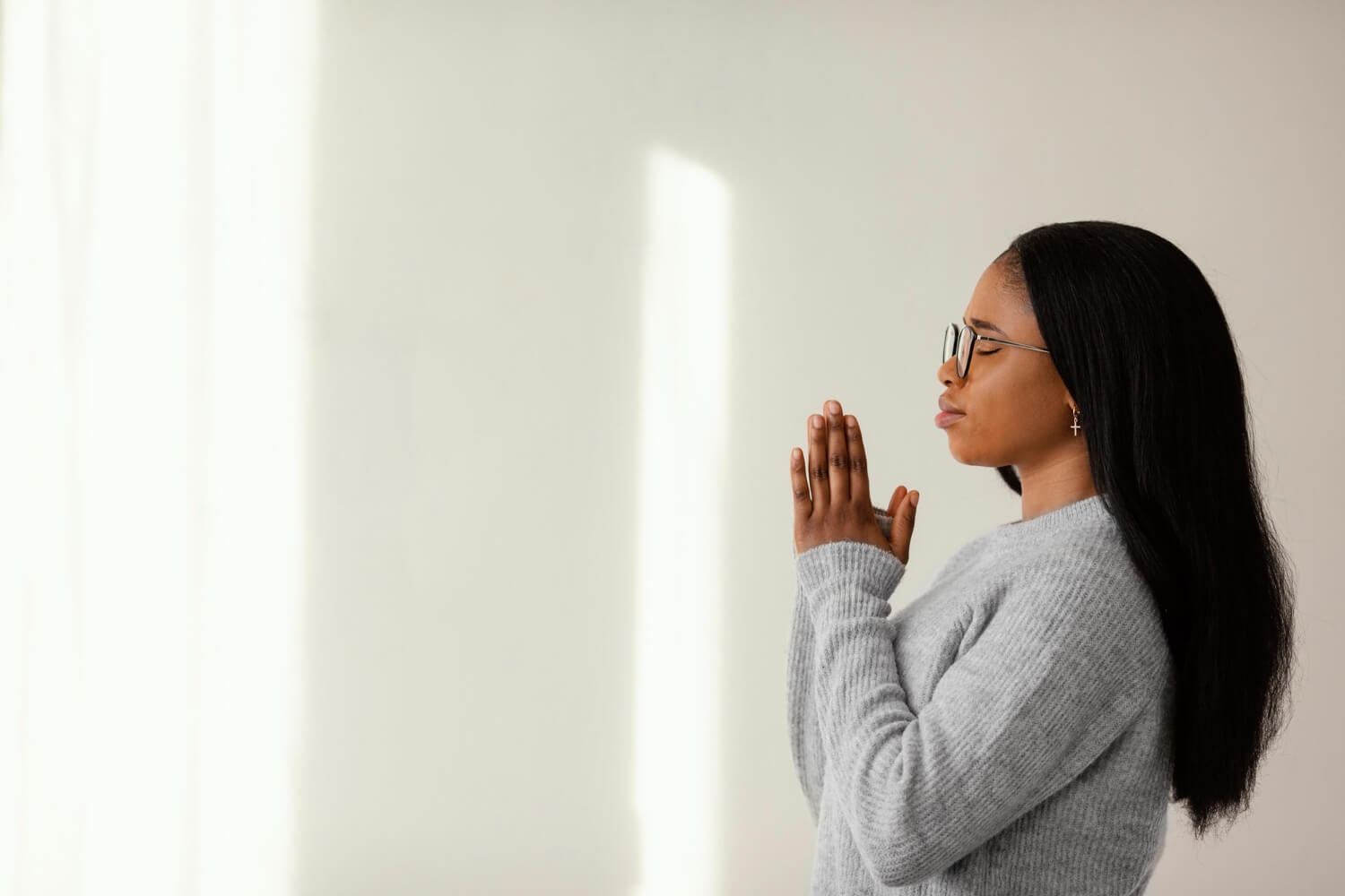 religious-woman-praying in her ofice